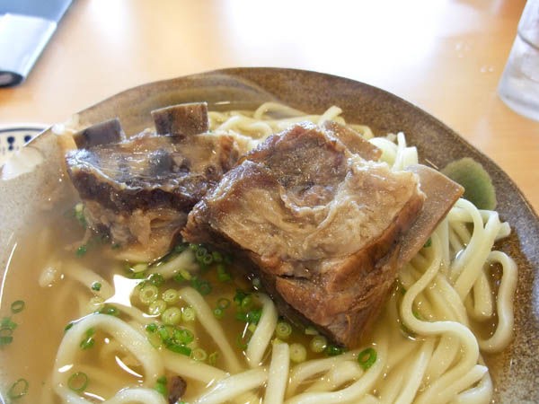 麺工房 高松食堂 那覇市首里赤平町 De ソーキそば お水をどうぞ