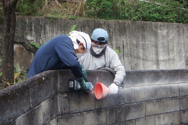 ブロック塀補修作業と 芝張り 字彫職人