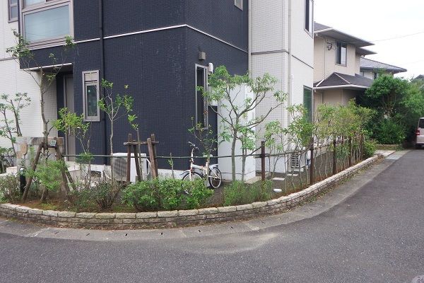 生垣横竹取り付け 字彫職人