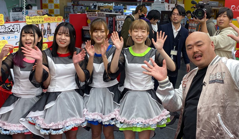 画像】手売りイベントを行ったクロちゃんプロデュースの豆柴の