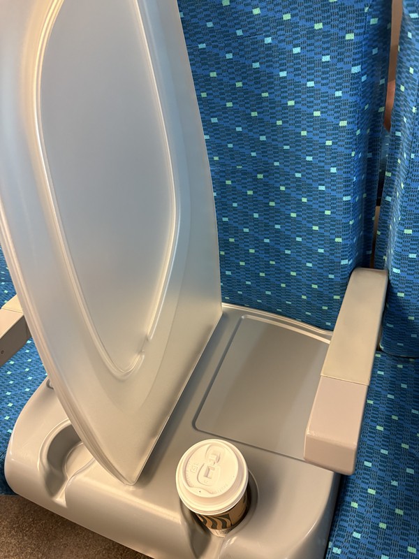 東海道新幹線S Work車両とスターバックスコーヒー東京駅新幹線南ラチ内