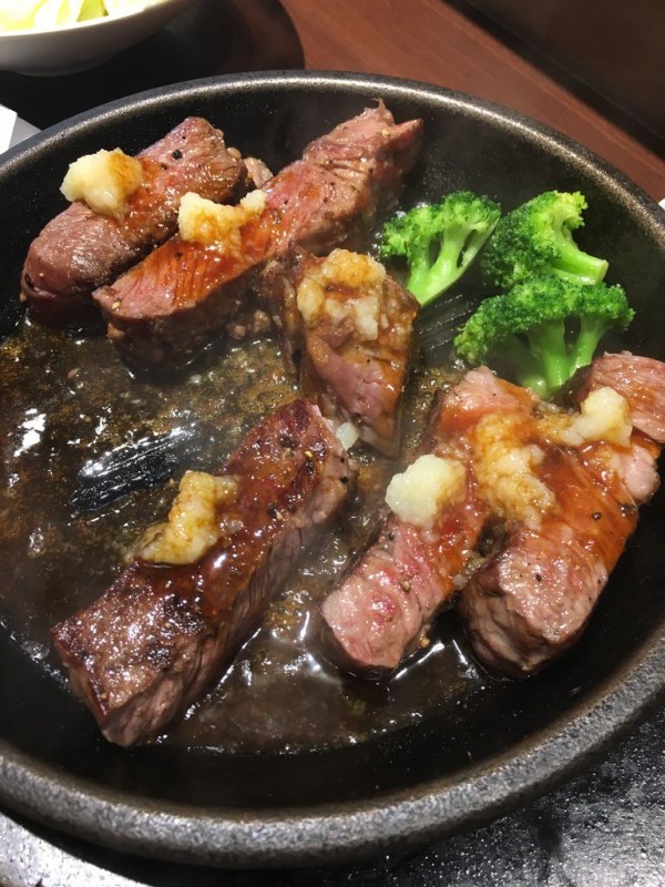 肉そのままの味を楽しむ Naruoブランド牛サーロインステーキ いきなり ステーキ はっちの蒸し豚