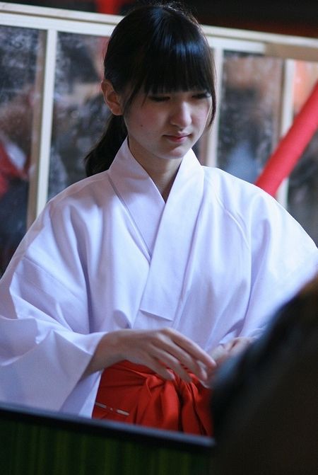 生田神社の巫女さん Music Makes Us Happy