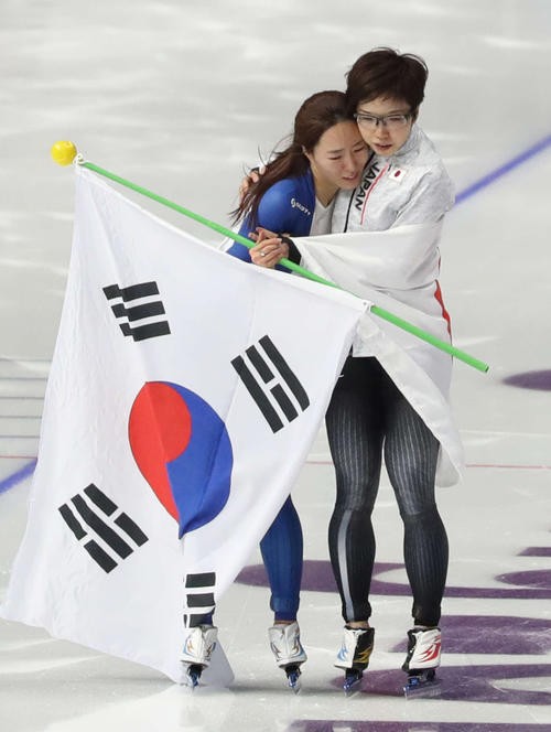 スケート 友情賞を持つ二人 李相花の引退に小平奈緒が友情コメント E ネ スポーツ撞