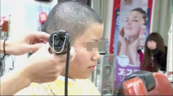 二十歳の女性が 電気バリカンで野球少年のような丸坊主にされてしまう動画 女性の髪をバッサリ切る剃髪 断髪フェチ厳選 動画画像