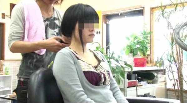 22歳の黒髪バージンヘアの美人女子大生が黄色い猿のような坊主頭に断髪 女性の髪をバッサリ切る剃髪 断髪フェチ厳選 動画画像