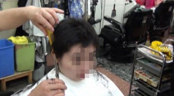 ロリッぽくて無邪気な女性が散髪屋で男みたいな髪型にされる断髪フェチ動画 女性の髪をバッサリ切る剃髪 断髪フェチ厳選 動画画像