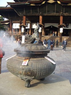 善光寺本堂前、大香炉の修理 : 小林玲子の善光寺表参道日記