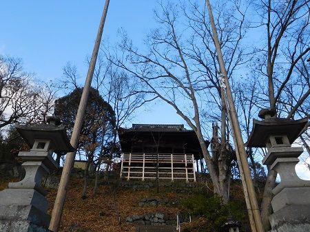 平成２８年 御柱祭の記録 長野市松代町 離山神社 懸崖造りの拝殿前に建つ３本の柱 小林玲子の善光寺表参道日記