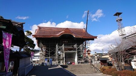 銅板に葺き替えられて光り輝く 善光寺 仁王門の屋根 小林玲子の善光寺表参道日記