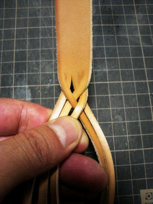 ハンドメイド 本革 ヘアゴム（トリック５つ編み）1972   厚みありのグリーン ハンドメイド 本革 ヘアゴム（トリック5つ編み）1972 厚みありの