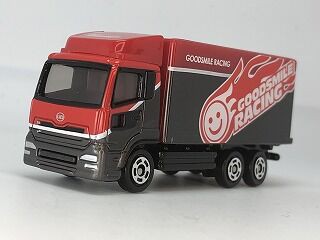 まさかの実車モデルあり グッスマレーシング・トランスポーター