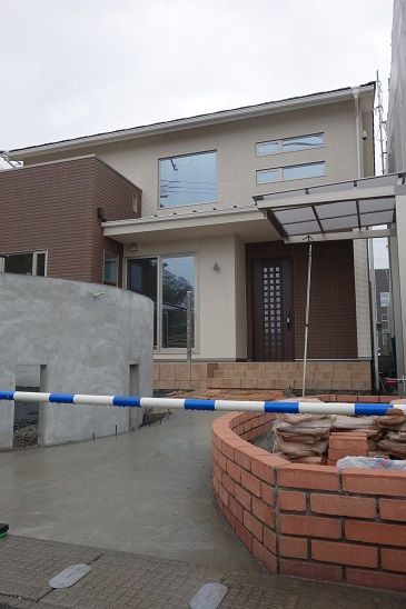 玄関ポーチとタイルデッキが繋がっています ガーデニング工房 風我里 滋賀から発信