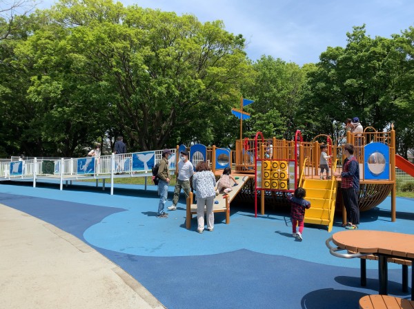 新緑の砧公園 豪華な遊具 ジップラインもある 中野龍三web