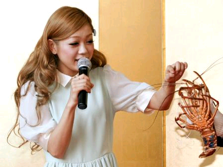 西野カナ 伊勢えびが暴れてビックリ ねこのめ