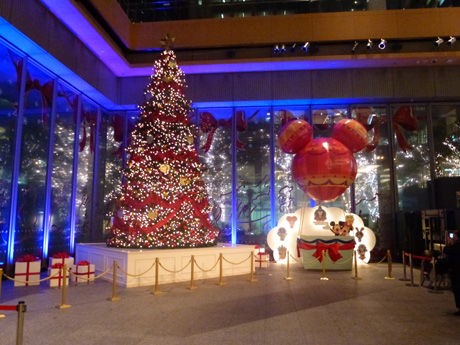 丸の内のクリスマスツリーはディズニーとコラボ ナナシ的エンタメすたいるｎｅｔプラス