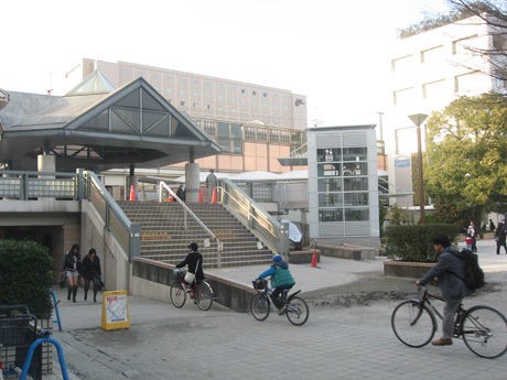 地震の爪痕 新浦安駅周辺の液状化現象による被害 ナナシ的エンタメすたいるｎｅｔプラス