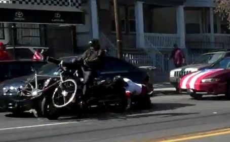 一台のバイクが公道で暴走 してチャリンコを撥ねる衝撃映像 Youtubeまとめて何でも動画チャンネル