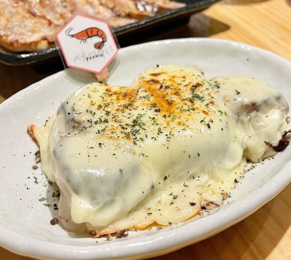 とにかく餃子にこだわった居酒屋 福島にある 福島オシャレ居酒屋 ペガサス餃子 で変わり種の餃子を頬張る 福島区福島 大阪つーしん 大阪市の地域情報サイト