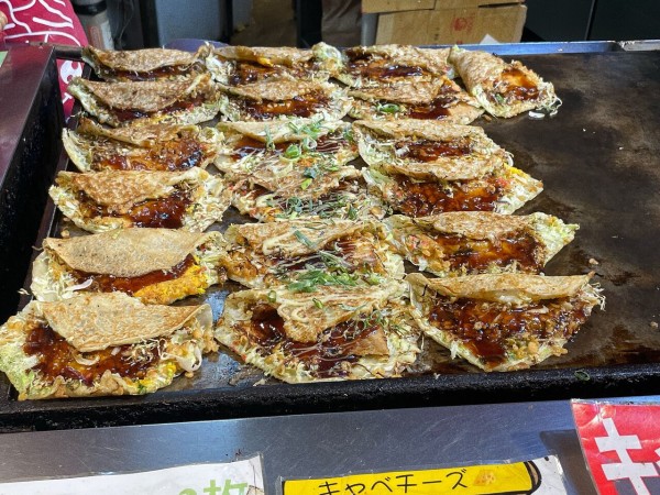 難波のトレードマーク的なお店 シャキシャキキャベツとモチモチの生地が美味しいなんば駅前の屋台 キャベツ焼 をテイクアウト 浪速区難波中 大阪つーしん 大阪市の地域情報サイト