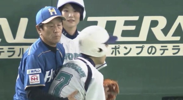 栗山監督 ついにボールボーイにまで手を出してしまう なんじぇいスタジアム なんjまとめ