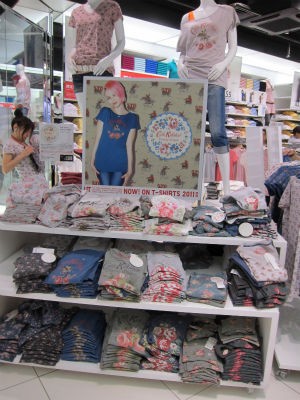 新品タグ付き】UNIQLO Cath Kidston ユニクロ コラボ キャスキッドソン 半袖 Tシャツ レディース S パススリーブT Blue  グリーン 緑 花柄 068355 - メルカリ