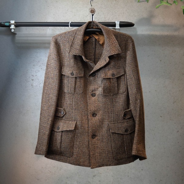 ハリスツイードで軽やかに纏うCORDINGSサファリジャケット : NATORIYA