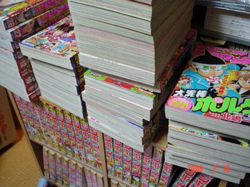 捨てて空いた場所に積み上げた雑誌を入れる シンプルステキライフ