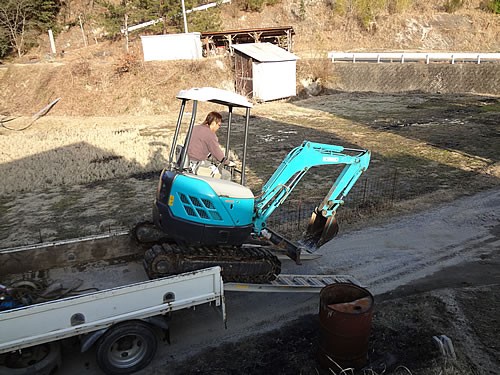 ２トントラックでユンボ搬送 : 愛知の田舎で古民家暮らし