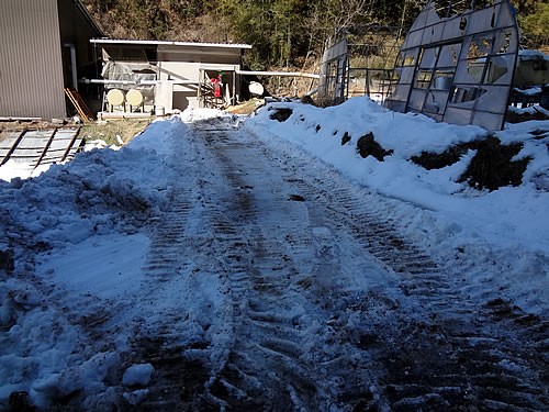 ユンボは雪かきがあまり得意でない 愛知の田舎で古民家暮らし