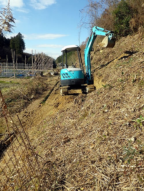 ユンボで山肌を削って道を作る 愛知の田舎で古民家暮らし