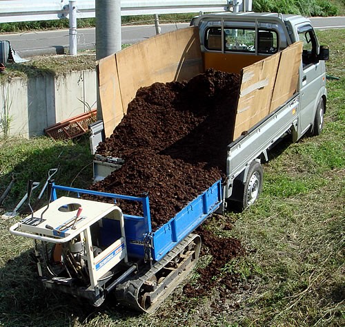 軽トラック４駆と運搬車で牛糞を田んぼにまく : 愛知の田舎で古民家暮らし