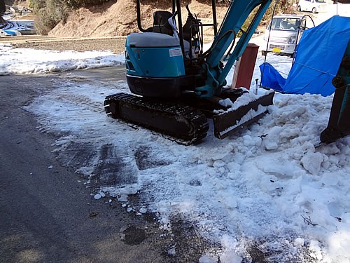 ユンボは雪かきがあまり得意でない 愛知の田舎で古民家暮らし