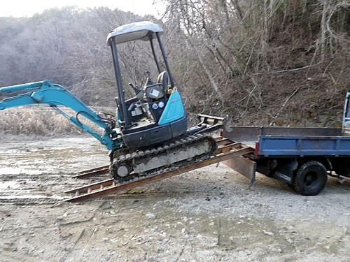 ダンプにユンボ積み回送 愛知の田舎で古民家暮らし