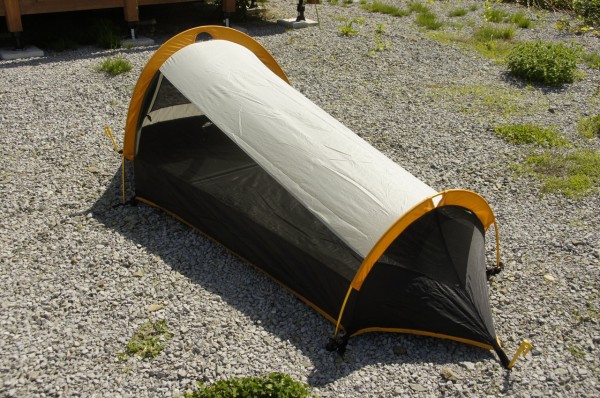 Walrusのテント 3張。 : テントの中のネコ