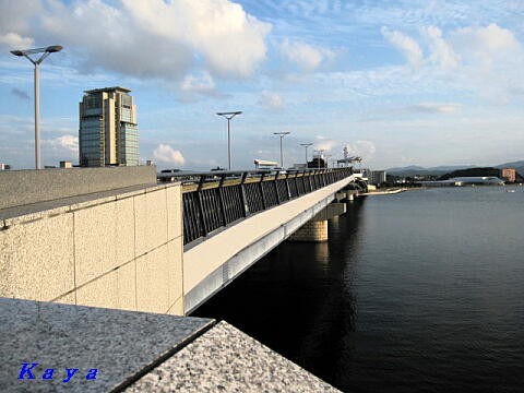 宍道湖大橋と 橋の下のポニャ W 猫 島根県松江市 ９月の山陰の旅 47 かやのうち 蒼穹のトラベラー 関東 西日本の旅