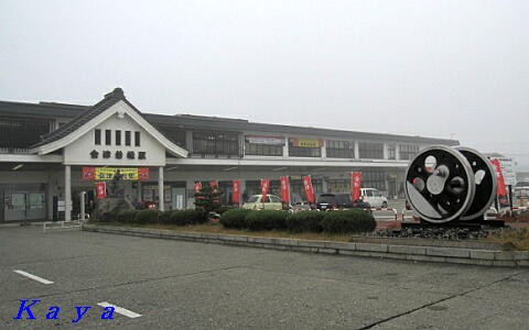 会津若松駅前の車輪と白虎隊像と赤べこ 福島県会津若松市 秋の福島 山形の旅 おくのみち 東北地方 北海道の旅 会津若松駅前の車輪と白虎隊像と赤べこ 福島県会津若松市 秋の福島 山形の旅 おくのみち 東北地方 北海道の旅