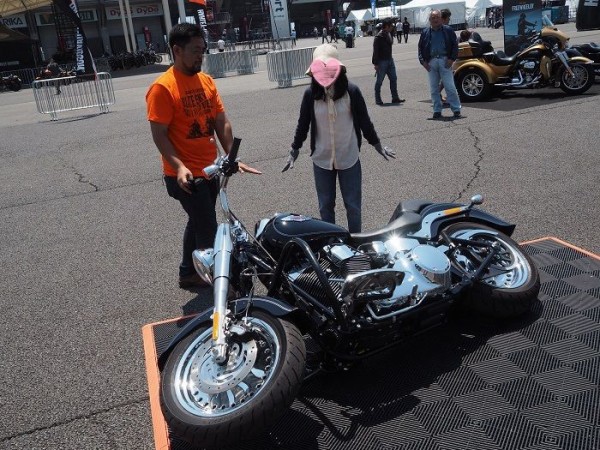 女性でもできる ハーレーの起こし方をご紹介 Harleydavidsonパーツディストリビューター ネオファクトリー カスタムショップ ネオガレージブログ 女性でもできる ハーレーの起こし方をご紹介 Harleydavidsonパーツディストリビューター ネオファクトリー カスタムショップ ネオガレージブログ