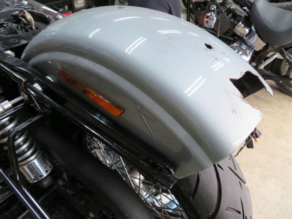 2011年FXDBのリアフェンダー 2011年式FXDB あるある？！割れたリアフェンダー交換