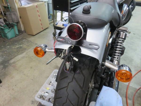 2011年式FXDBのリアフェンダーカットとテールライト取付け