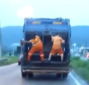 外国のゴミ収集車は 収集員が踊りながらゴミ収集の仕事をする 動画 旧ネタサイトz 移転済み