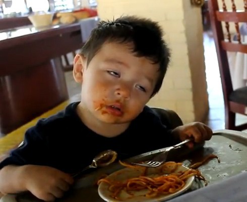 食事しながら寝てしまう双子が可愛すぎる 動画 旧ネタサイトz 移転済み