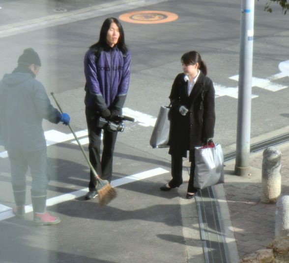 ストリートビューに映り込むスーパーの駐車場に立ってる女性が怖いと話題に 2ch Sc コピペnews