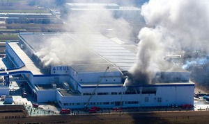 アスクル火災はフォークリフトが原因か 作業員は タイヤが段ボールの上で空回りし 後輪の方から煙が出た と証言 Newsまとめ Com