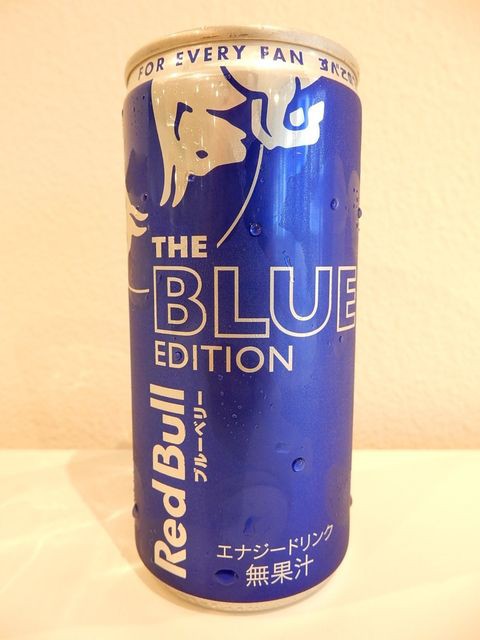 青いレッドブル 新商品 レッドブル The Blue Edition さっそく買って飲んでみた ブルーベリー味だ Newsact