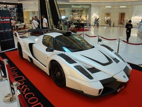 ドバイに飾られた世界一ダサいエンツォフェラーリ スパ速