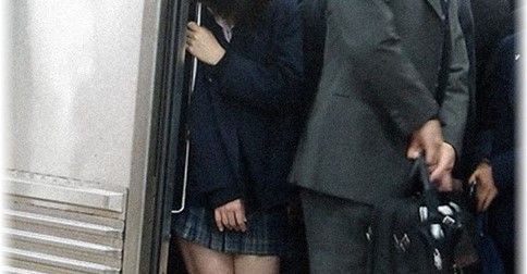 痴漢 満員電車で可愛い女子高生が痴漢されていた 見た目やくざな兄ちゃんが 痴漢の腕をガッチリと捕まえたが とんでもないことを言い出した 暇人まとめニュース速報