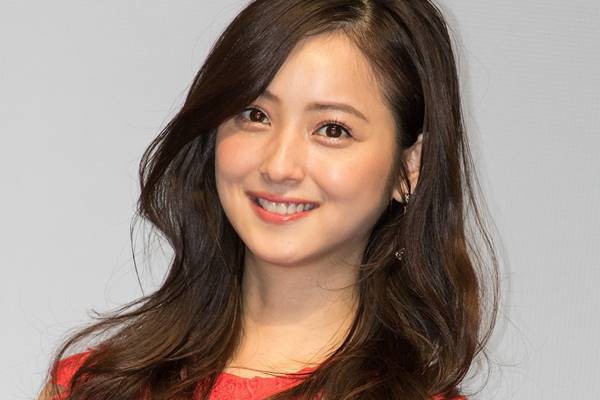 佐々木希 初の ウルフ パーマ ヘアに 美しすぎ と絶賛の声 ニューストゥデイ