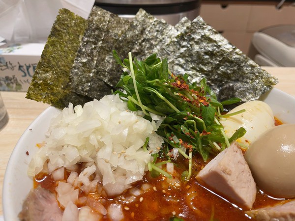 tokyohot 526 辛いやつも最高です！西葛西「えいちつー」TokyoHot＋玉ネギ＋のり＋辛子高菜 : ラーメン食べたら書くブログ
