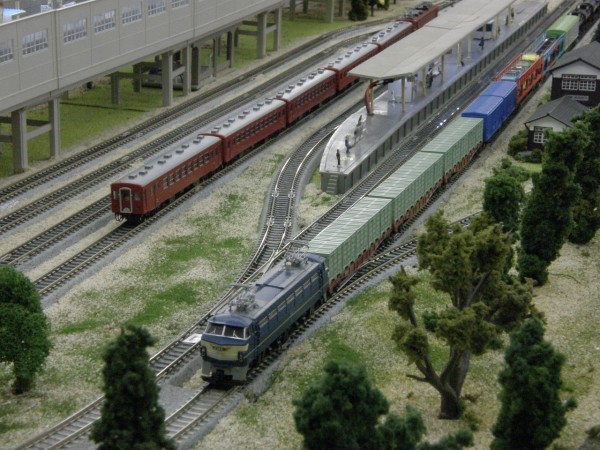 トミックスの「EF66形」と KATOの「EF65-1000形」を並べてみました